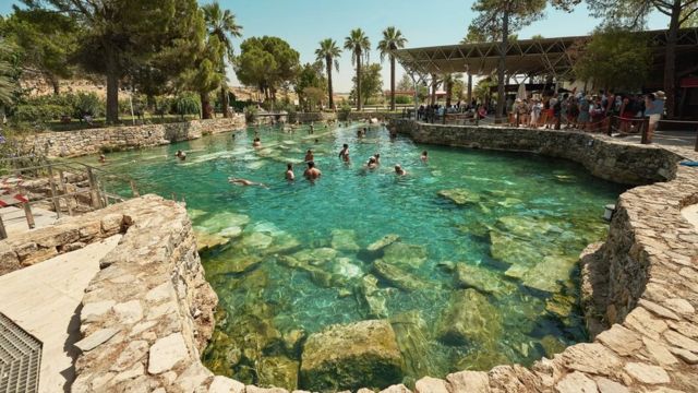 Des visiteurs de tout l'Empire romain venaient dans la ville thermale pour se baigner dans les eaux géothermiques riches en minéraux.