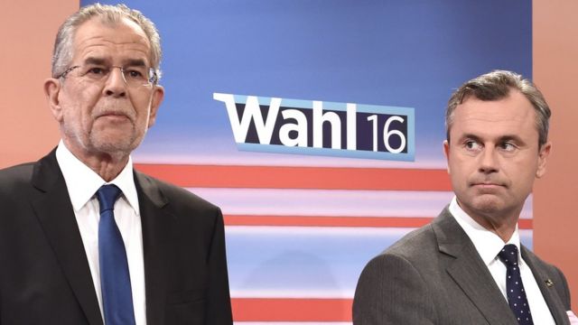 Los candidatos presidenciales Alexander Van der Bellen (izquierda) y Norbert Hofer (derecha) durante un debate televisivo.