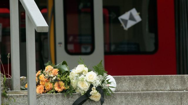 Букет цветов у станции, рядом с которой произошло нападение