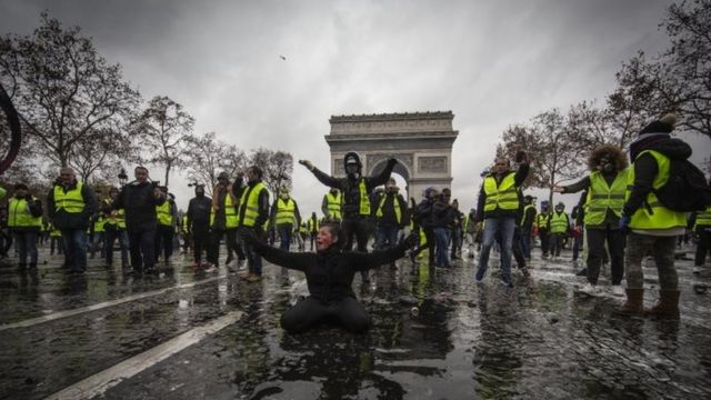 Compuesto Descarte No complicado Chalecos amarillos" en Francia: la protesta que llevó a Emmanuel Macron a  cancelar la subida del precio de los combustibles - BBC News Mundo
