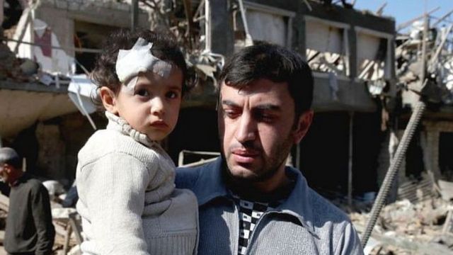 আজারবাইজানের গাঞ্জা শহরে ক্ষেপণাস্ত্র হামলায় ধ্বংস হয়ে যাওয়া একটি অ্যাপার্টমেন্ট ভবন