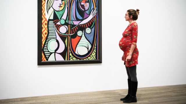 Беременная женщина на выставке Пикассо в лондонской галерее Тейт модерн
