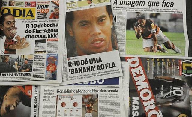 Newspaper coverage of Ronaldinho's departure from Flamengo