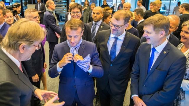 El presidente Macron, de Francia, llevó una bufanda hecha con material reciclado durante una visita a Finlandia.