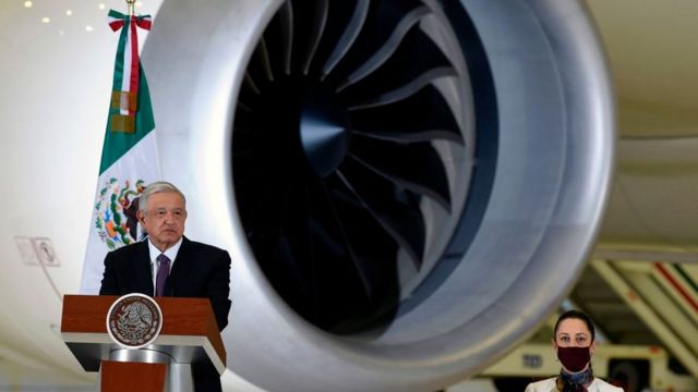 Andrés Manuel López Obrador delante del avión presidencial