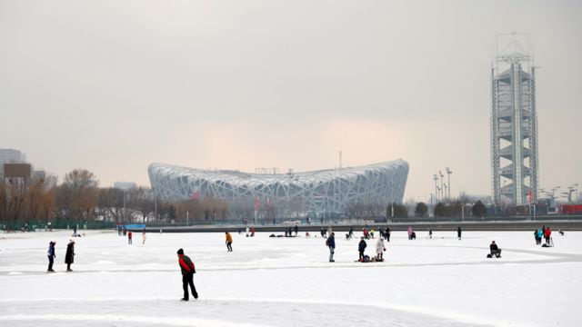 Gente patinando cerca del estadio Nido de Pájaro, en Pekín.