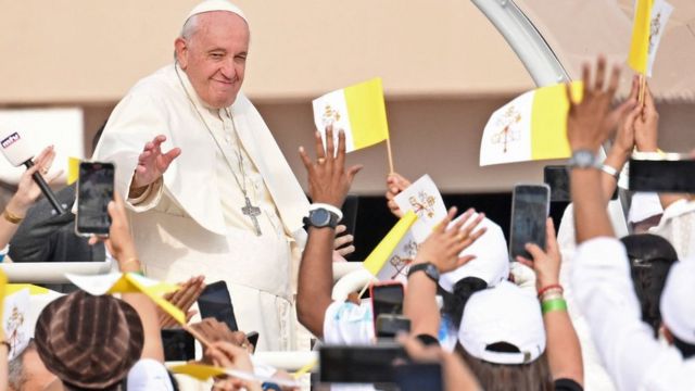 البابا فرانسيس لدى وصوله إلى ملعب البحرين الوطني
