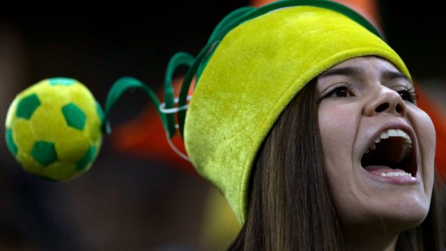 Hincha de Brasil gritando en la tribuna.