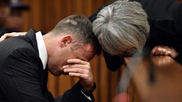 Pistorius siendo consolado en la corte.
