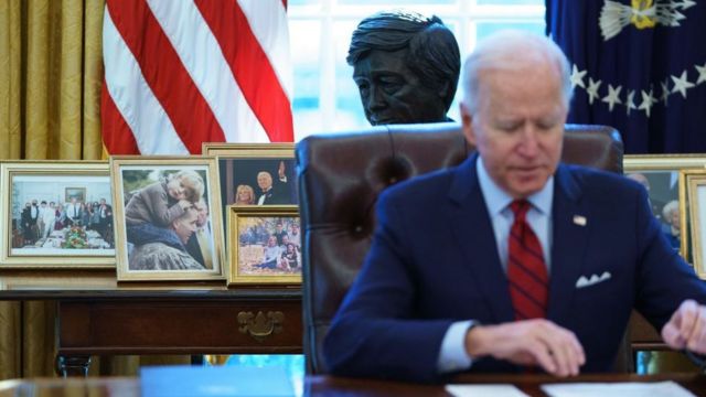 Biden junto al busto de César Chávez en la Oficina Oval.