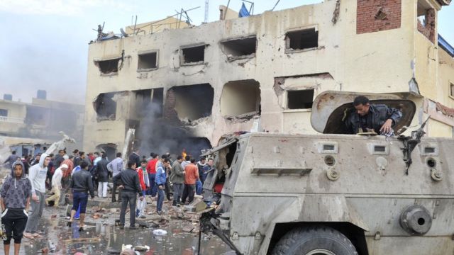 Les séquelles de l'explosion d'une voiture devant un poste de police dans la ville d'El-Arish dans le nord du Sinaï.