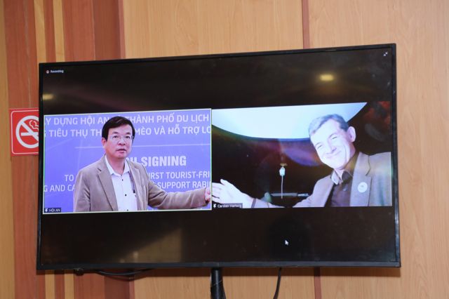 Buổi lễ ký kết thoả thuận trực tuyến giữa ông Nguyễn Thế Hùng, Phó Chủ tịch thường trực UBND thành phố Hội An và ông Casten Hertwig, Giám đốc Four Paws
