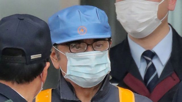 كارلوس غصن أثناء خروجه من مركز احتجاز في طوكيو