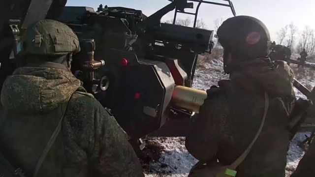 Các quân nhân Nga thuộc các đơn vị thuộc Sư đoàn 150 súng trường của Quân khu phía Nam tham gia các cuộc tập trận trên bãi tập ở Vùng Rostov, Nga, vào ngày 28 tháng 1 năm 2022. Khoảng 3.000 quân nhân thuộc Lực lượng Vũ trang Liên hợp Cờ đỏ Cận vệ Quân khu phía Tây (ZVO) đã bắt đầu huấn luyện chiến đấu tại các bãi tập ở các vùng Rostov, Krasnodar, Yaroslav, Voronezh, Belgorod, Bryansk và Smolensk