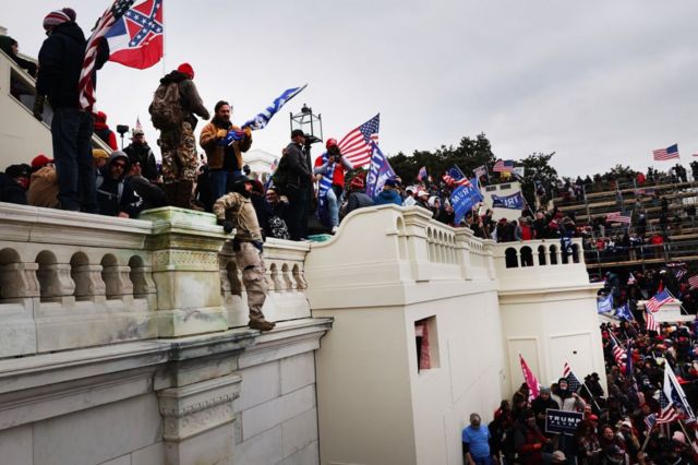 Sekelompok orang yang mendukung Donald Trump menyerbu Kongres AS pada 6 Januari dalam upaya untuk menghentikan transisi kekuasaan di negara itu.