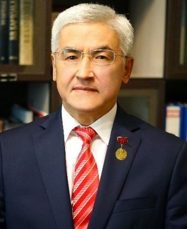Дөөлөтбек Бекиш уулу Сапаралиев - Бишкек гуманитардык университетинин кафедра башчысы, Кыргыз Республикасынын билим берүүсүнө эмгек сиңирген кызматкери, профессор.