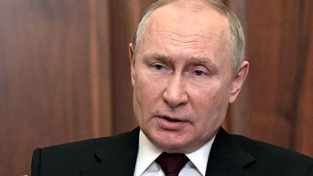 Le président russe Vladimir Poutine s'exprime à Moscou, le 21 février 2022.