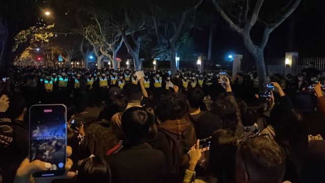赛勒斯在去年11月拍下的上海乌鲁木齐中路上的抗议现场。（受访者提供）