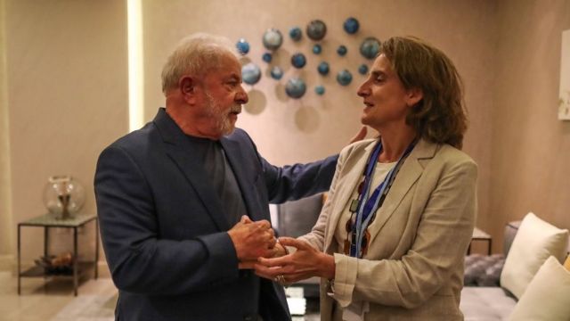 Lula conversa com a ministra espanhola Teresa Ribera