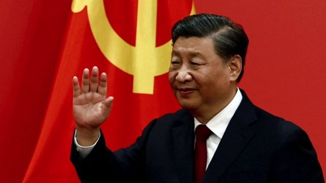 شی جین پینگ رئیس جمهور چین در حال تکان دادن در مقابل پرچم چین