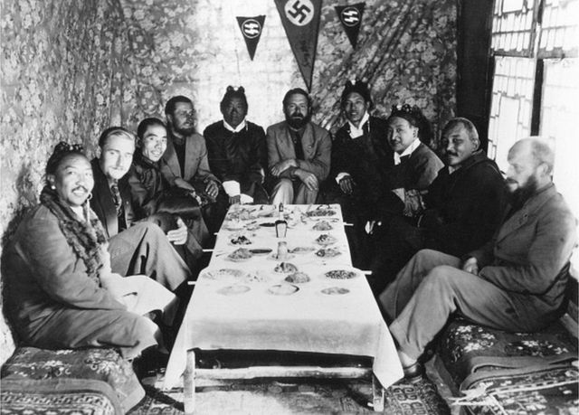 Bruno Beger (deuxième à partir de la gauche) et d'autres membres de l'équipe réunis à Lhassa en 1939