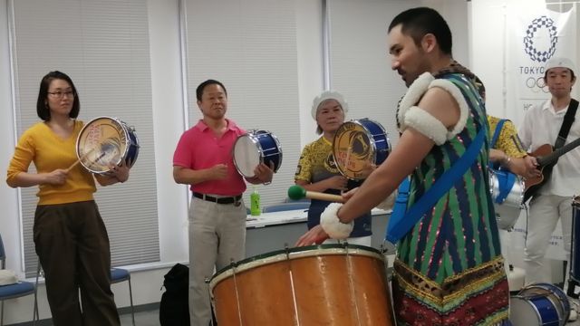 Aulas para ensinar o samba e o hino nacional brasileiro em Ota