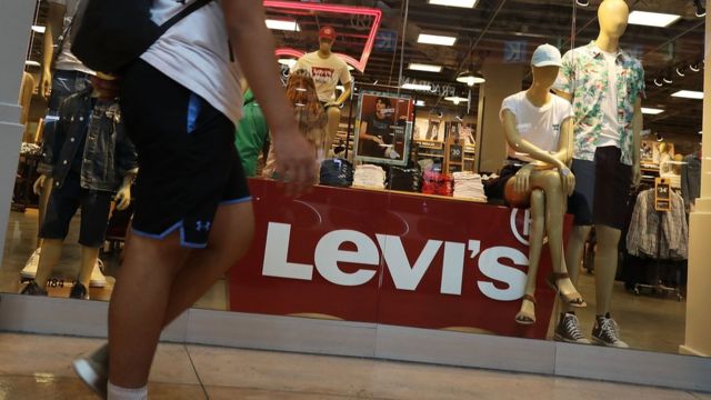 Tienda con jeans Levi's