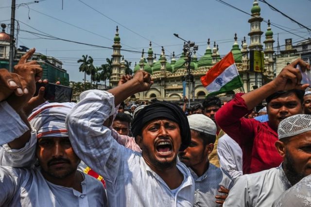 ناشطون مسلمون يتظاهرون في كالكوتا، في يونيو/ حزيران الماضي، خلال حملة تظاهرات غاضبة من تصريحات مثيرة للجدل حول النبي محمد على لسان المتحدثة السابقة باسم الحب الحاكم نوبور شارما