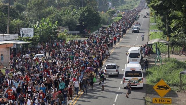 A caravana começou em Honduras e foi atraindo mais gente pelo caminho