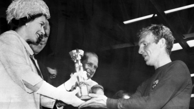تقدم الملكة لبوبي مور كأس جول ريميه لفوزه بكأس العالم عام 1966