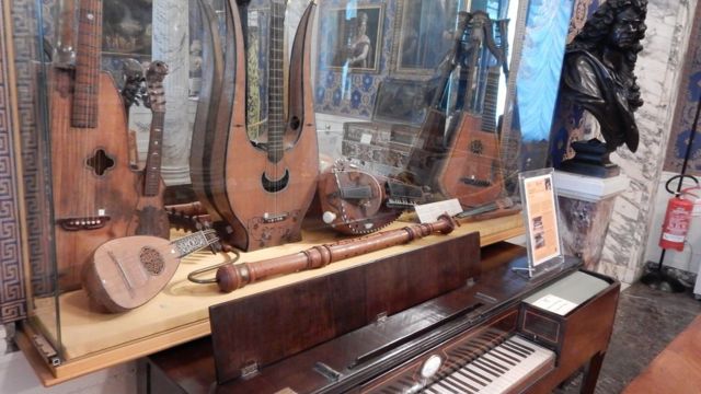 Nhạc cụ của các nghệ sĩ nổi tiếng đã qua đời để lại tặng nhà hát Scala ở Milan
