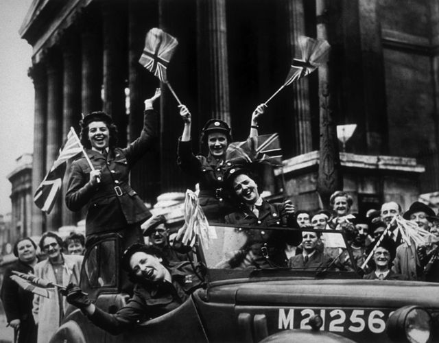 Miembros del Servicio Auxiliar Territorial desfilan frente a la Plaza de Trafalgar, en el centro de Londres, durante la celebración del Dia de la Victoria en Europa, el 8 de mayor de 1945