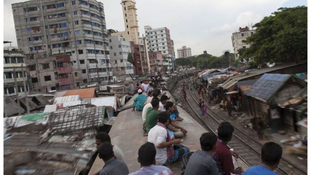 বাংলাদেশে রেললাইন ধরে বিপজ্জনকভাবে হাঁটার কারণে এমন দুর্ঘটনা প্রায়ই ঘটে