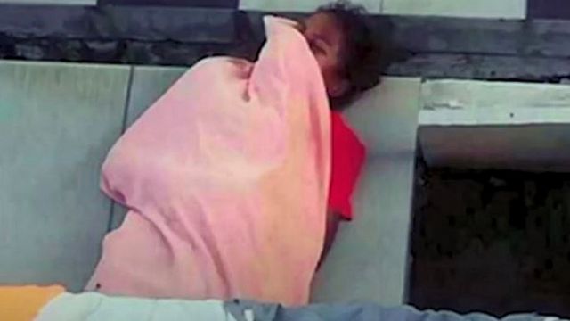 Adelina tidur di beranda bersama anjing peliharaan majikannya.