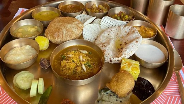 Shree Shivay adalah salah satu dari semakin banyak restoran Varanasi yang menyajikan hidangan sattvic lokal.