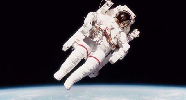 ผู้คนทั่วโลกต่างตื่นเต้นกับภาพขณะที่นายแมคแคนด์เลสบินเดี่ยวในอวกาศโดยไม่ใช้สายโยงเมื่อปี 1984