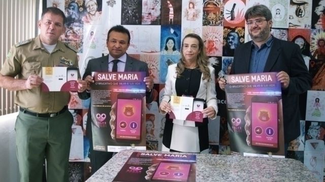 gestores do Salve Maria com material de divulgação