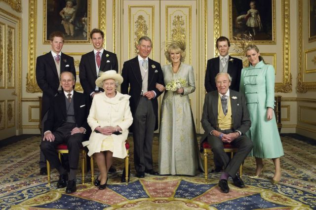 El rey Carlos III, la reina consorte Camilla Parker Bowles, el príncipe Harry, el príncipe William, Tom y Laura Parker Bowles, el duque de Edimburgo, la reina Isabel II y el comandante Bruce Shand, en el Salón Blanco del castillo de Windsor.