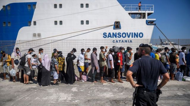 Мигранты на итальянском острове Лампедуза