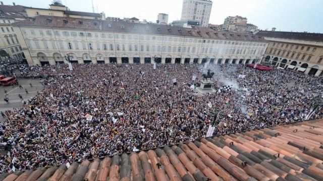 حشود غفيرة في ميدان "بياتسا سان كارلو" في تورينو