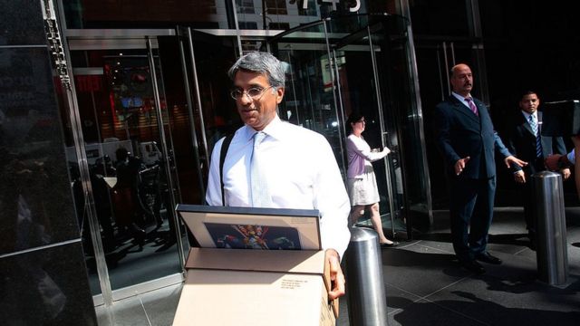 2008年9月15日雷曼倒闭当日，失去工作的员工走出大厦。(photo:BBC)