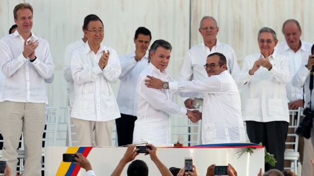 Santos y Timochenko firmaron el acuerdo de paz ante la presencia de decenas de invitados internacionales.