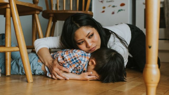 Cantinho da disciplina' funciona para educar crianças? - BBC News