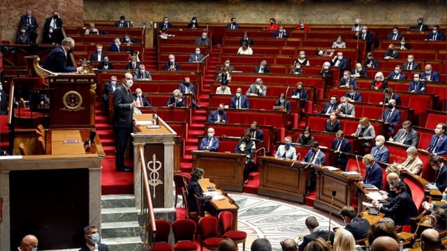 Jean Castex assiste à un débat avec des membres de l'Assemblée nationale française au Parlement à Paris, le 29 octobre 2020