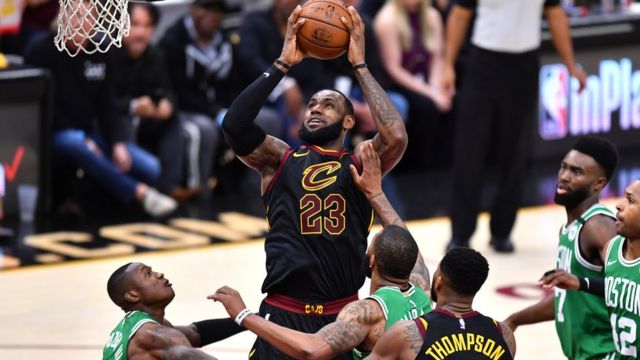 LeBron James au-dessus de la mêlée