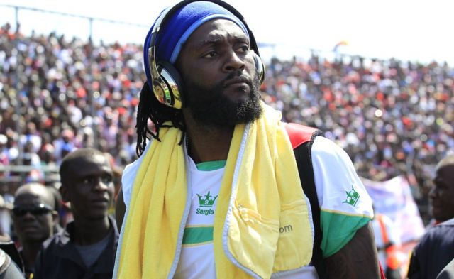 Umunya Togo Emmanuel Adebayor arashitse, imbere y' urukino ruhuza Liberia na Togo mu mahiganwa ya CAN 2017 ku rwego rwo gukuranamwo ku kibuga c'i Monrovia, Liberia 05/06/2016