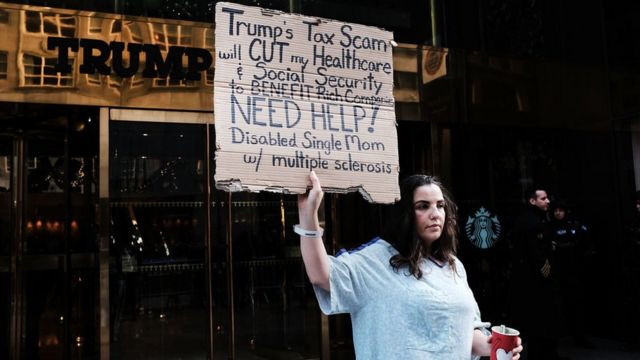 Una mujer protesta por su situación ante la Torre Trump.