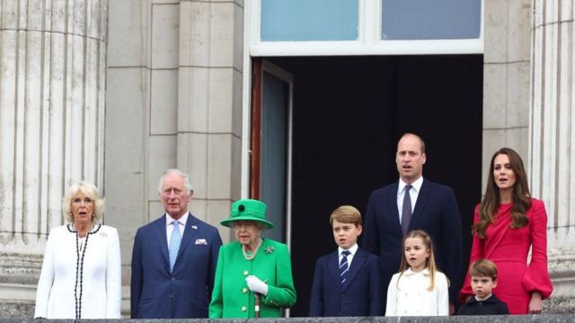 La reina Isabel II se encuentra en el balcón del Palacio de Buckingham con (desde la izquierda): Camila, duquesa de Cornualles, el príncipe Carlos, el príncipe de Gales, el príncipe Jorge de Cambridge, el príncipe Guillermo, duque de Cambridge, la princesa Carlota de Cambridge, Catalina, duquesa de Cambridge y el príncipe Luis de Cambridge