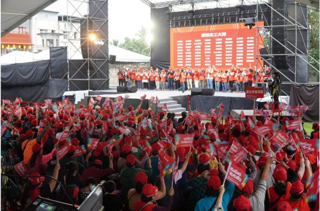 以現場一片"紅"的盛況，若不是民進黨高層蔡英文和賴清德站台，參加者可能會忘記Kolas Yotaka是代表民進黨的"綠"營出選。