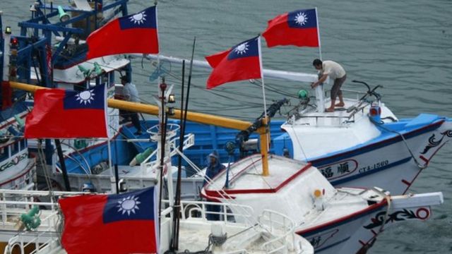 悬挂中华民国国旗的渔船。